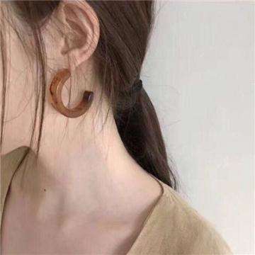 外卖员被曝隔窗偷拍女生洗澡